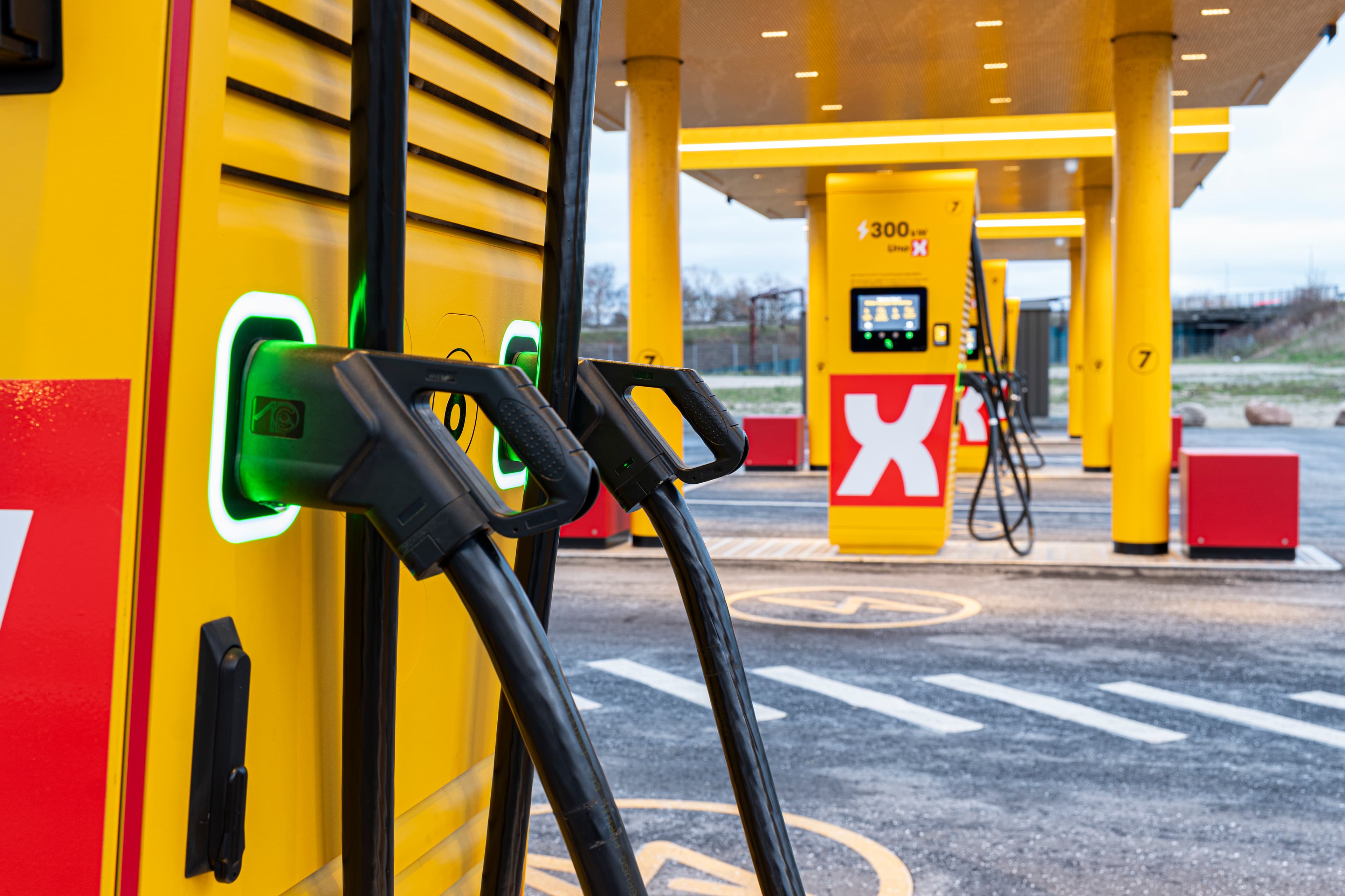 Nærbillede af en Uno-X ladepistol til elbiler, der symboliserer elektrisk opladning og bæredygtig transport.